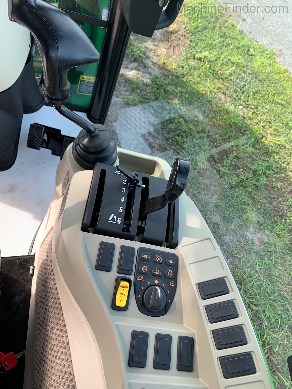 2020 John Deere 3033R Image 10