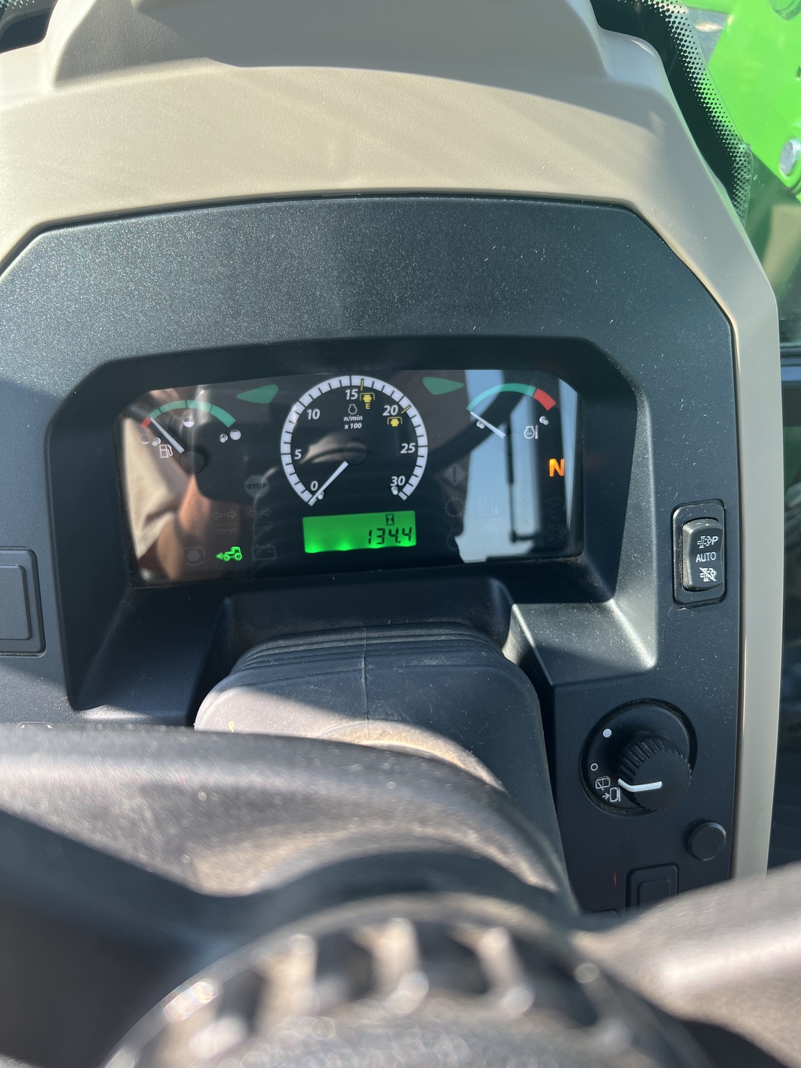 2019 John Deere 5075E Image 6