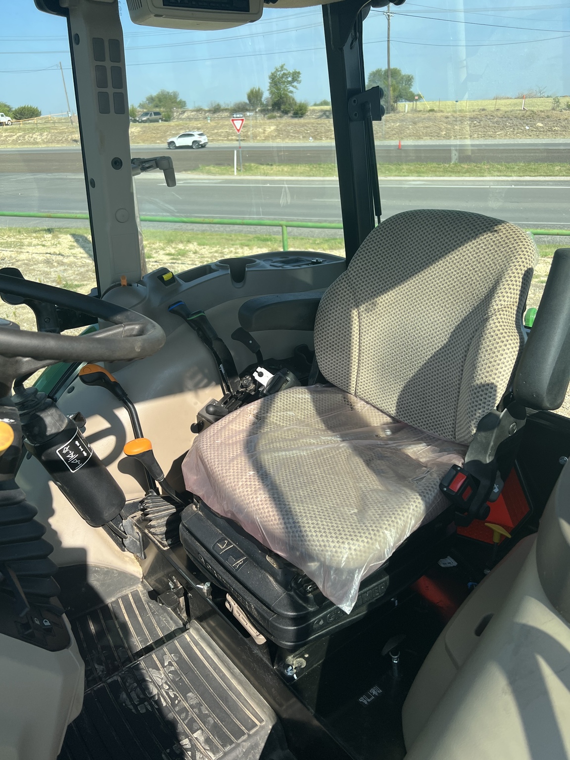2019 John Deere 5075E Image 4