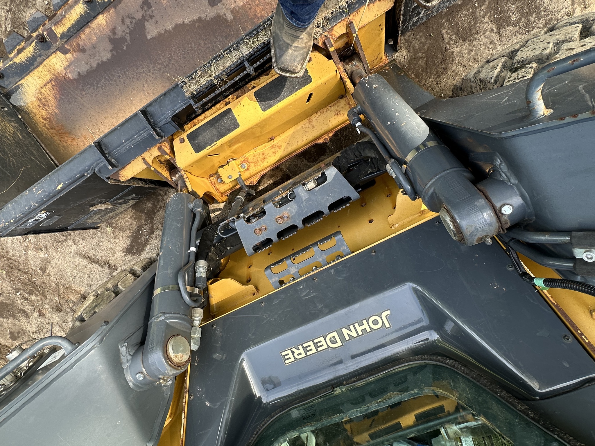  2018 John Deere 332G at Heritage Tractor in Rogersville, MO