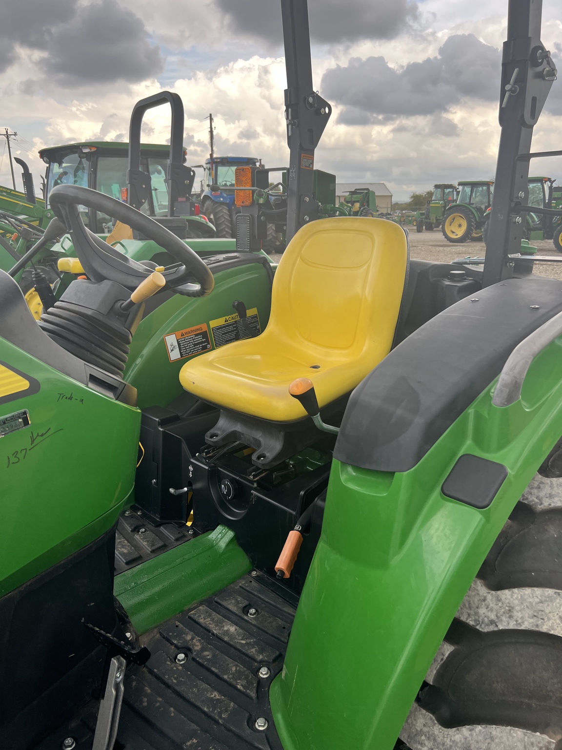 2019 John Deere 4044M Image 4