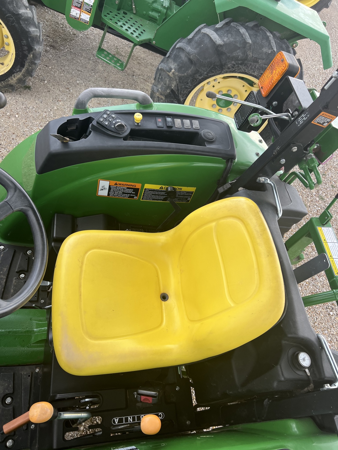 2019 John Deere 4044M Image 5