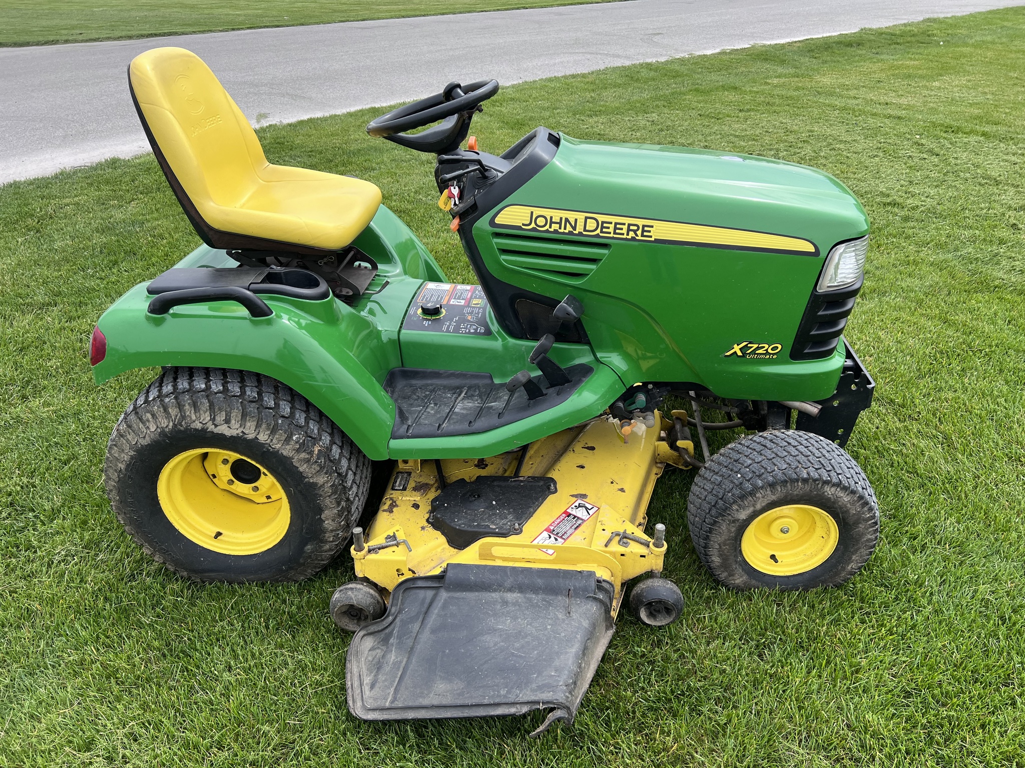 2010 John Deere X720 Lawn & Garden Tractors Findlay, OH