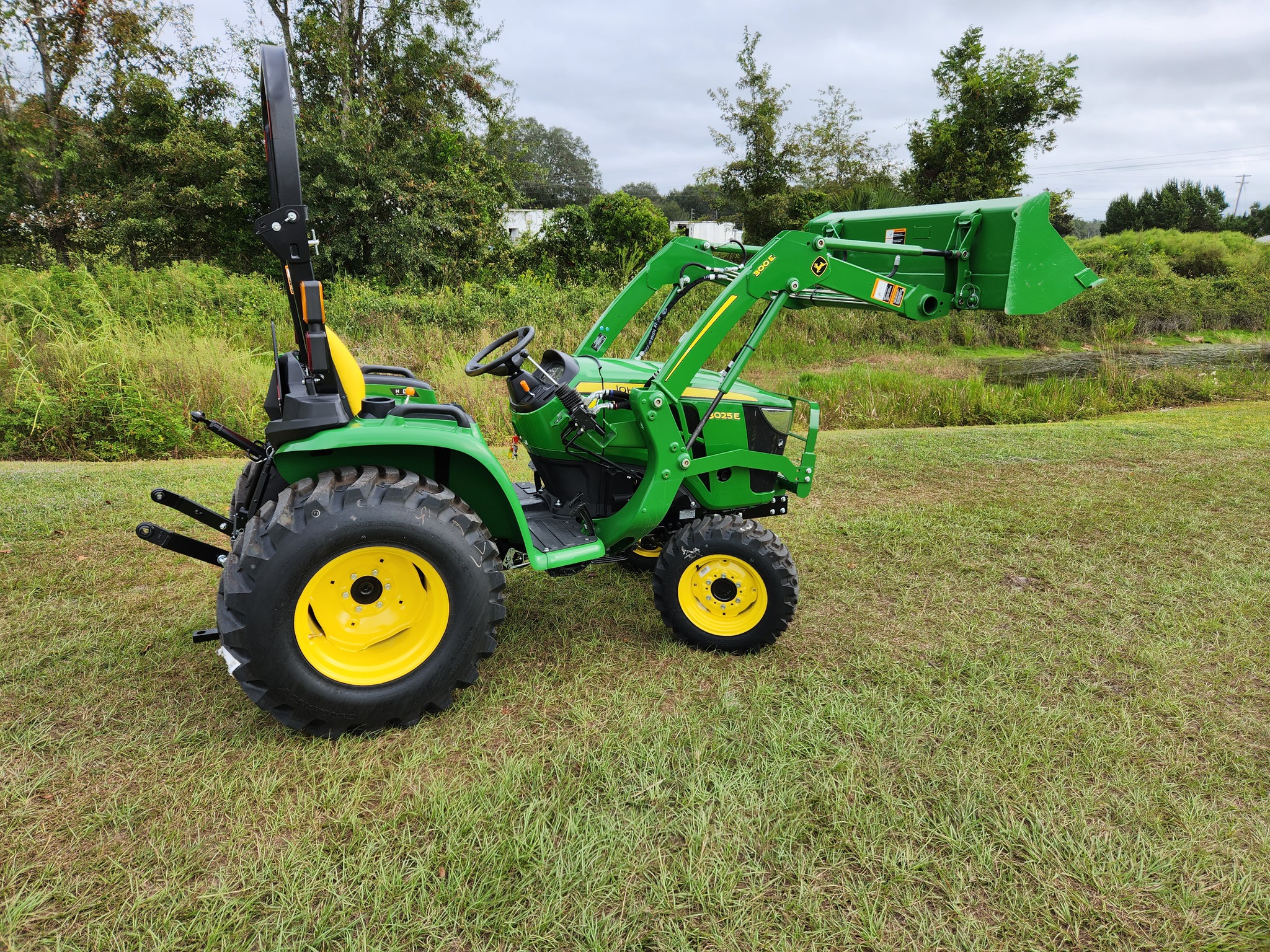 2023 John Deere 3025E Image 1
