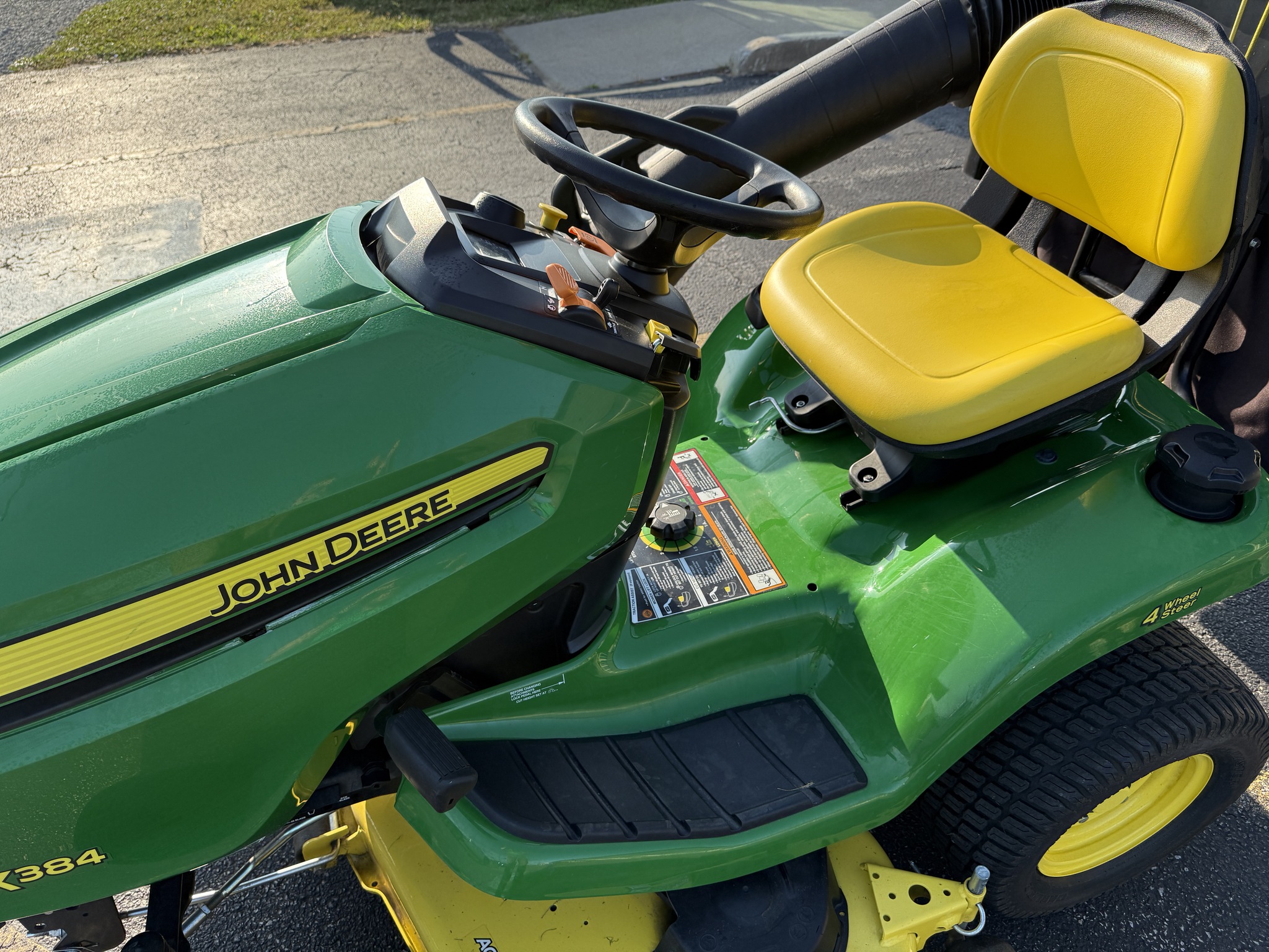 2020 John Deere X384 Image 9