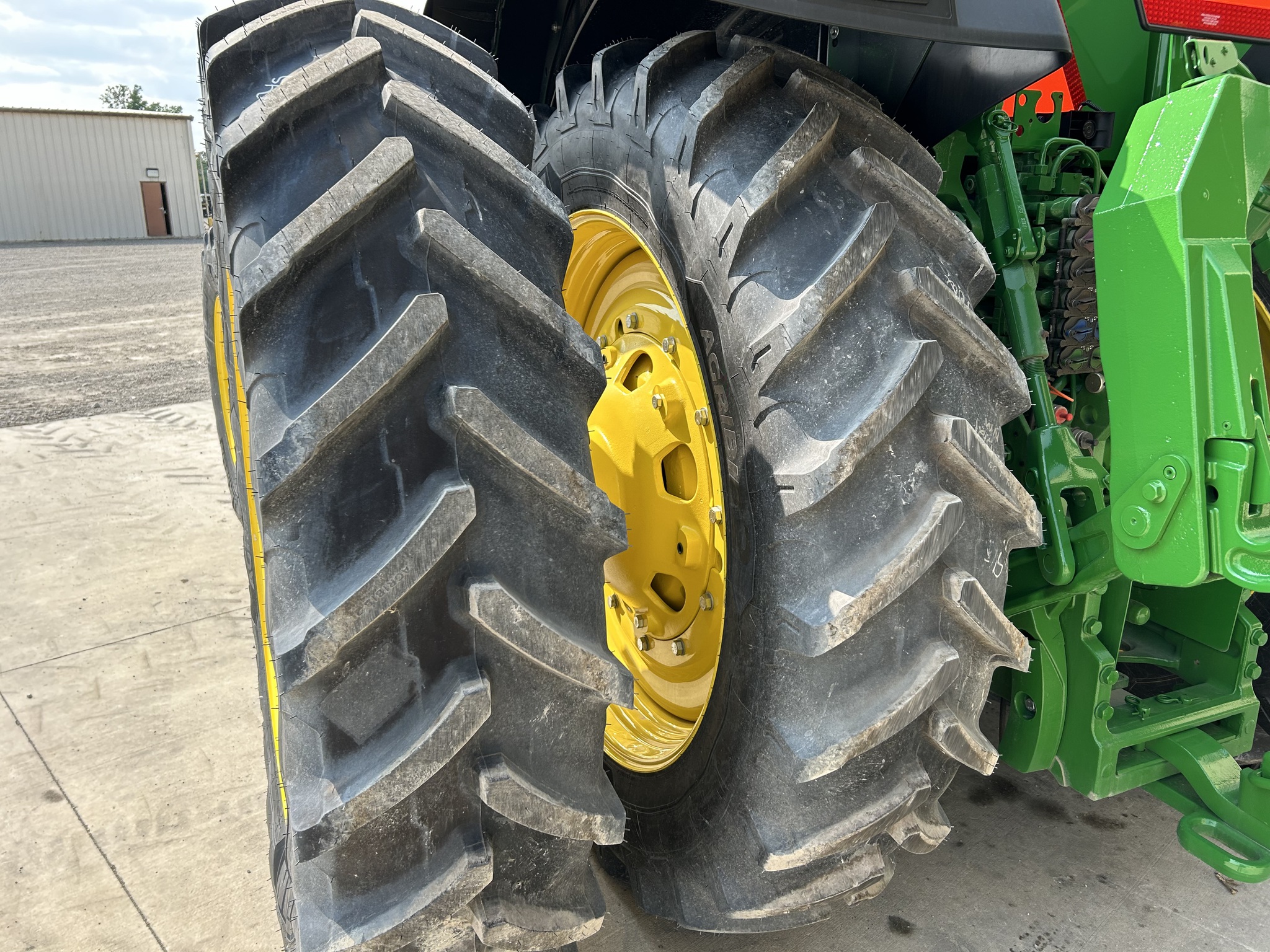 2025 John Deere 8R 410 Image 11