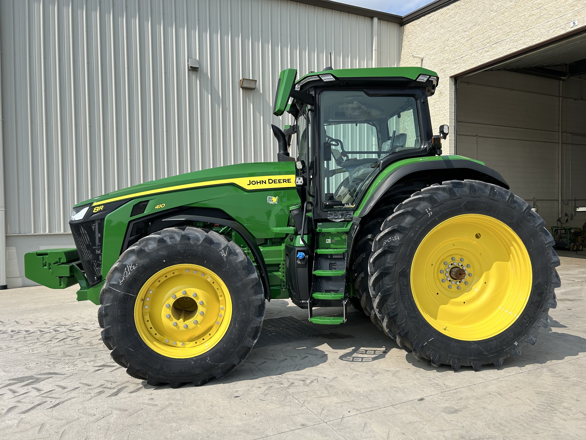 2025 John Deere 8R 410 Image 2