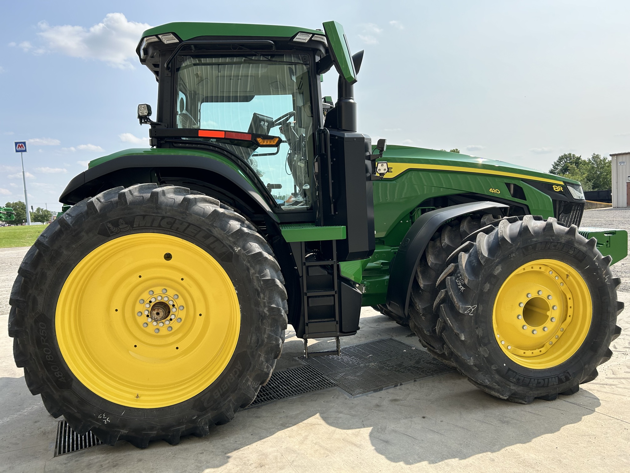 2025 John Deere 8R 410 Image 6