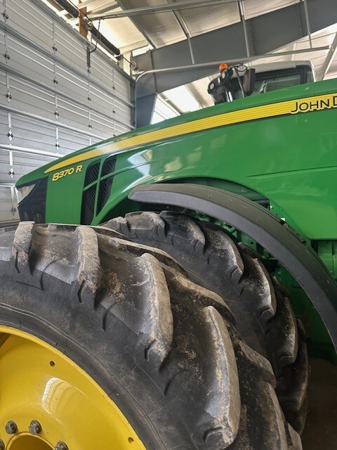  2019 John Deere 8370R at Heritage Tractor in Freeport, IL