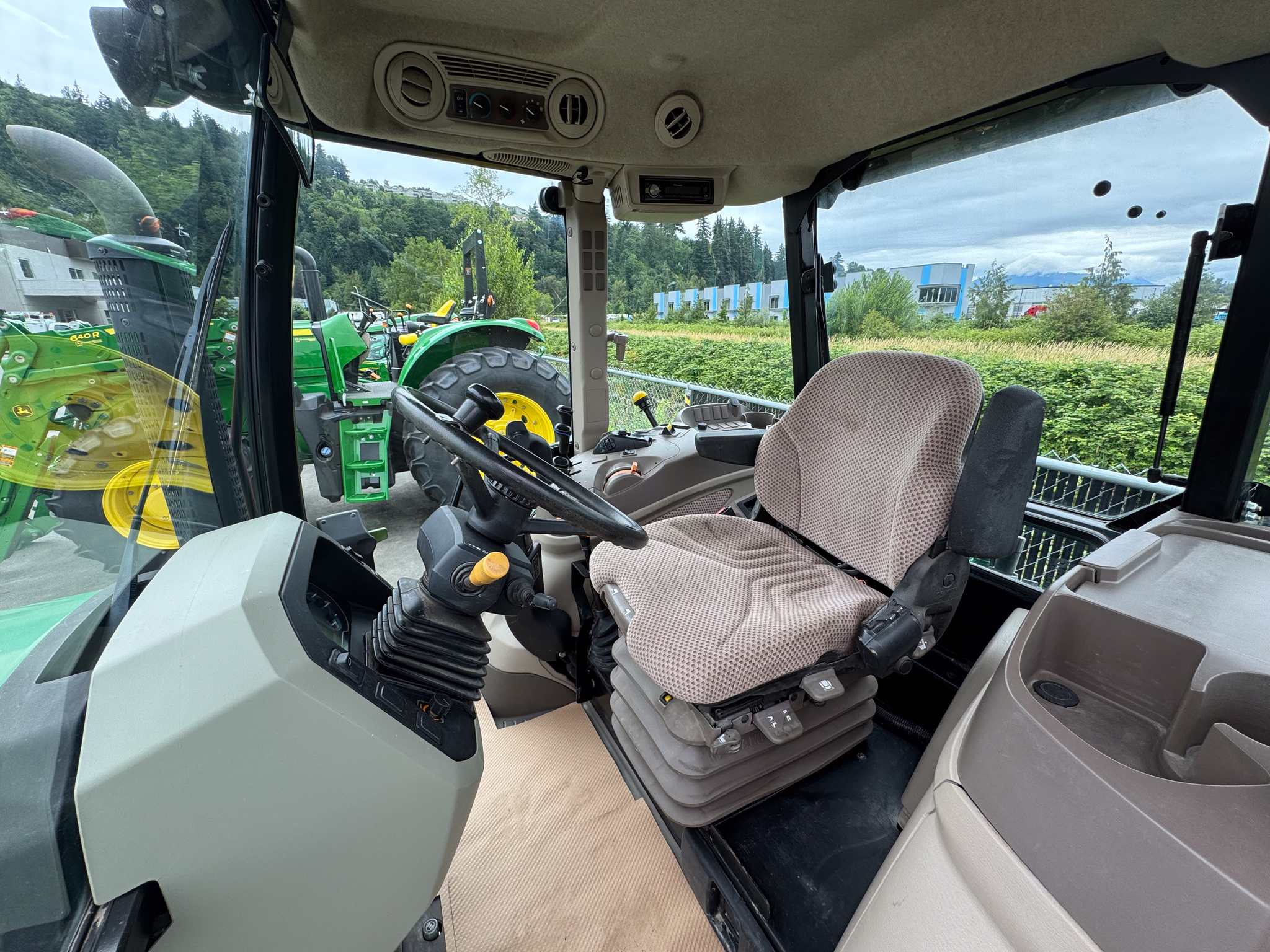 2015 John Deere 5115M Image 3
