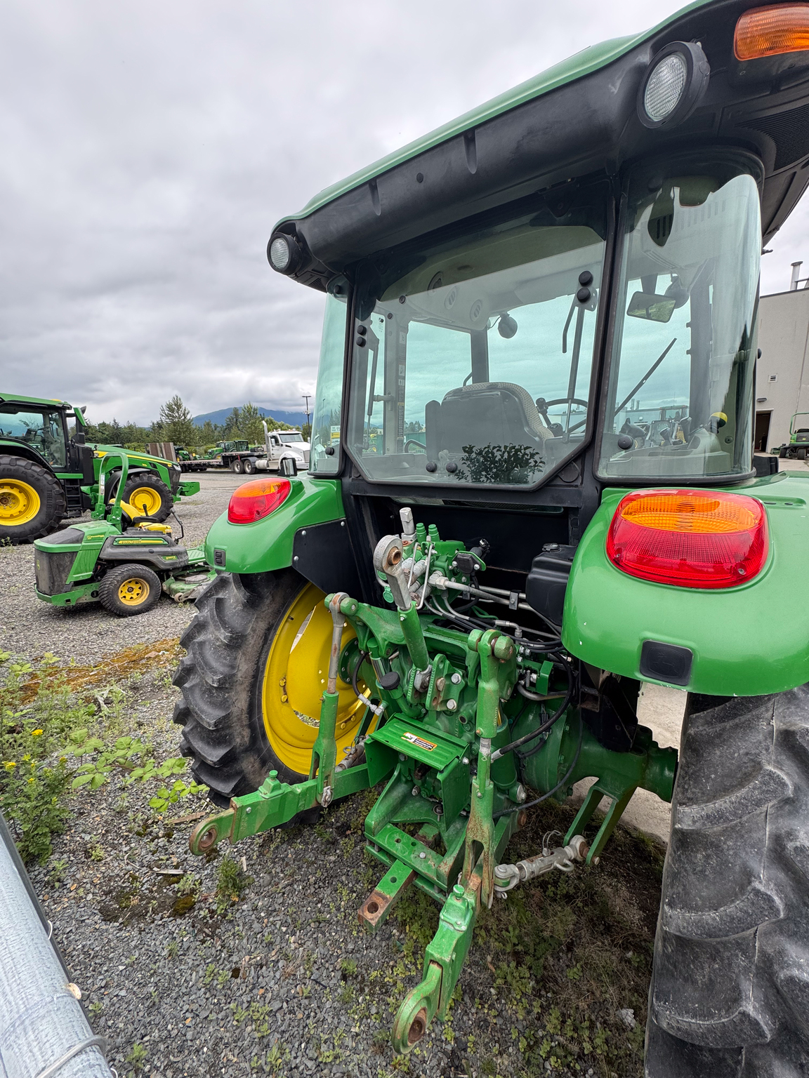 2015 John Deere 5115M Image 4