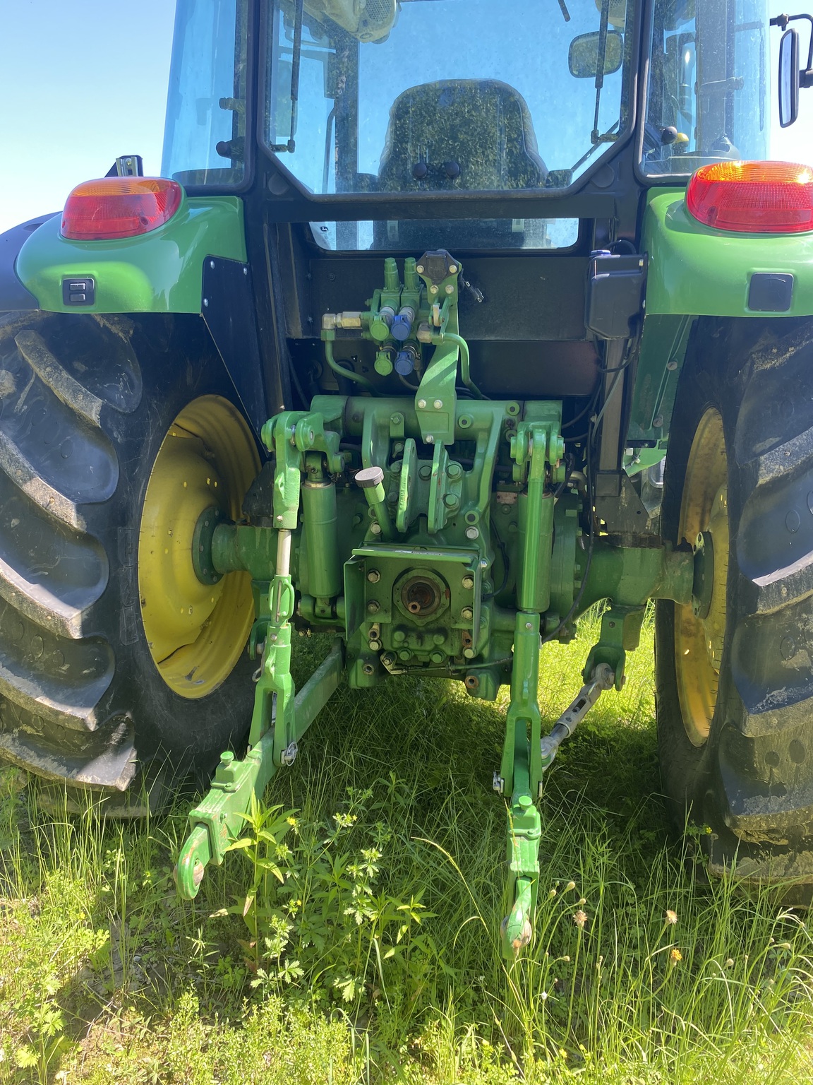 2022 John Deere 5100M Image 5