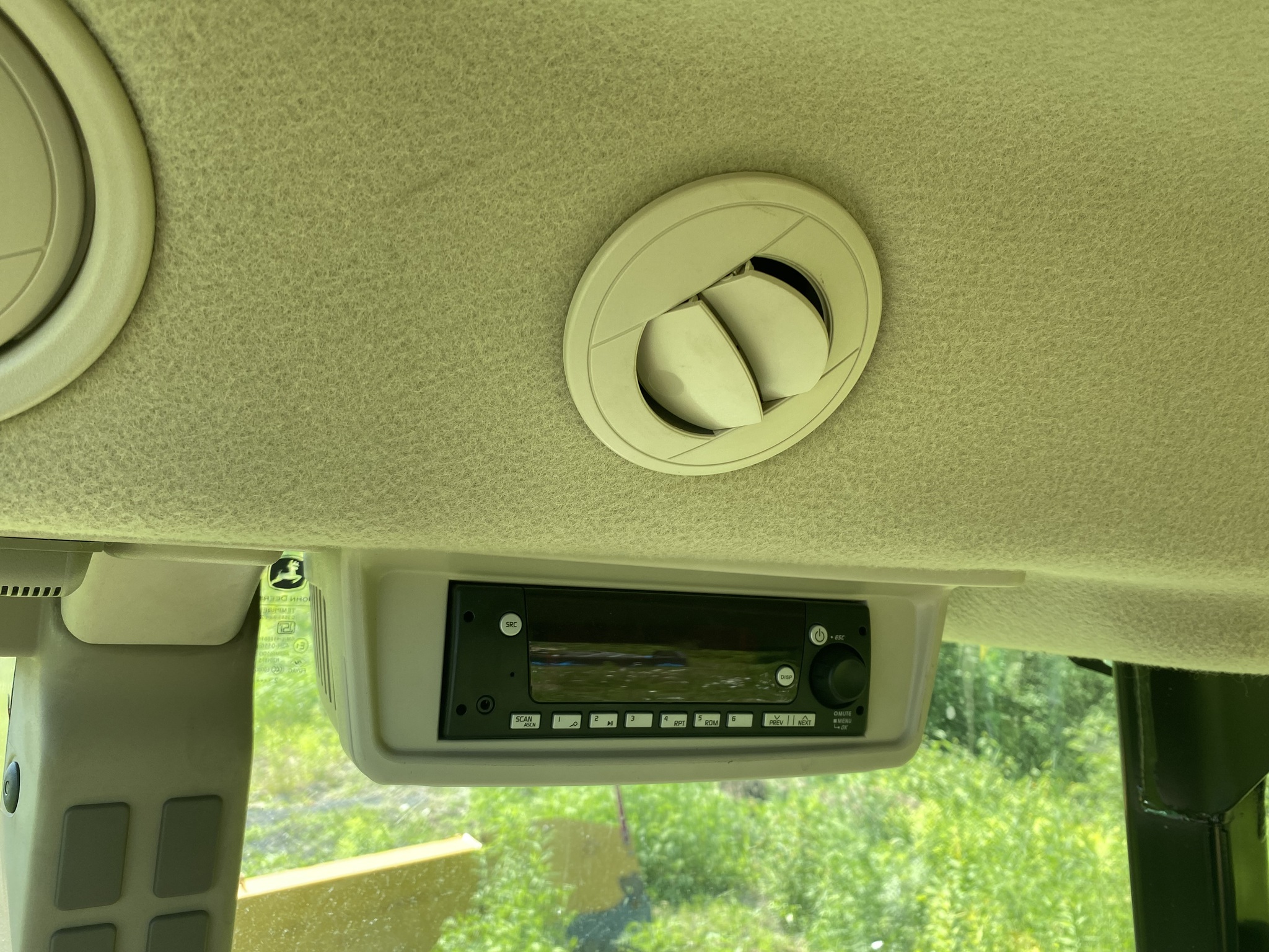 2022 John Deere 5100M Image 16