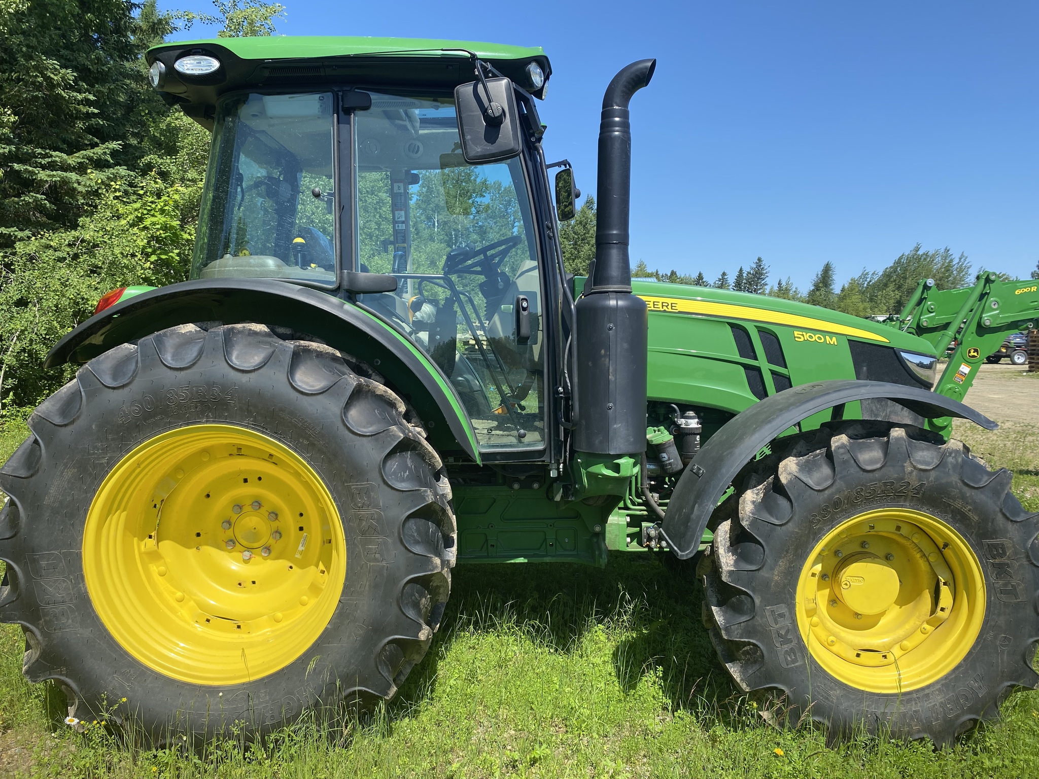2022 John Deere 5100M Image 8