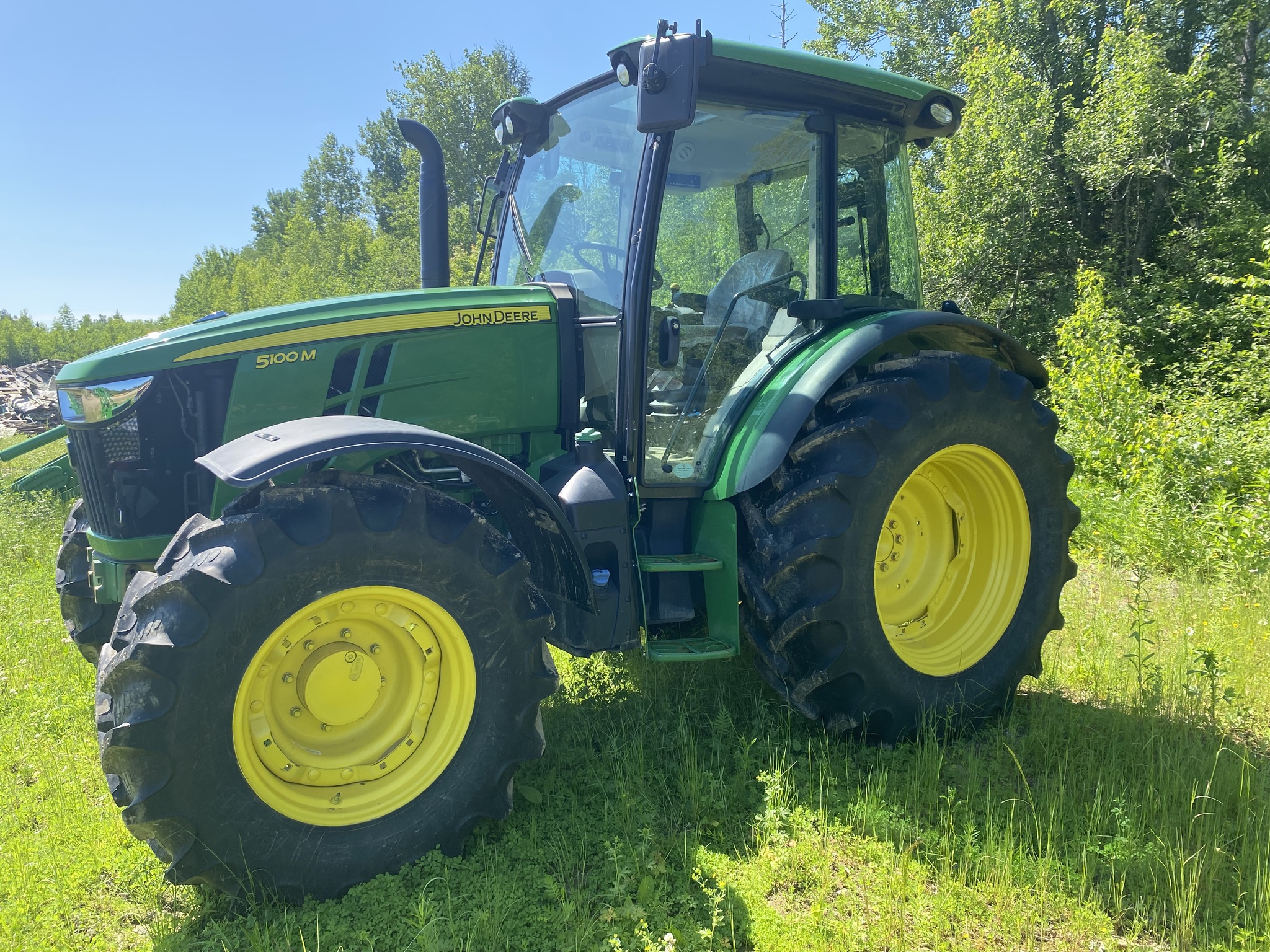 2022 John Deere 5100M Image 2