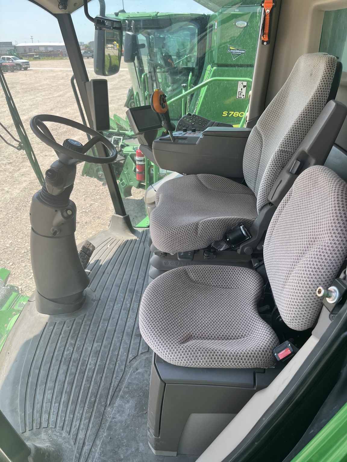 2016 John Deere S670 Image 2