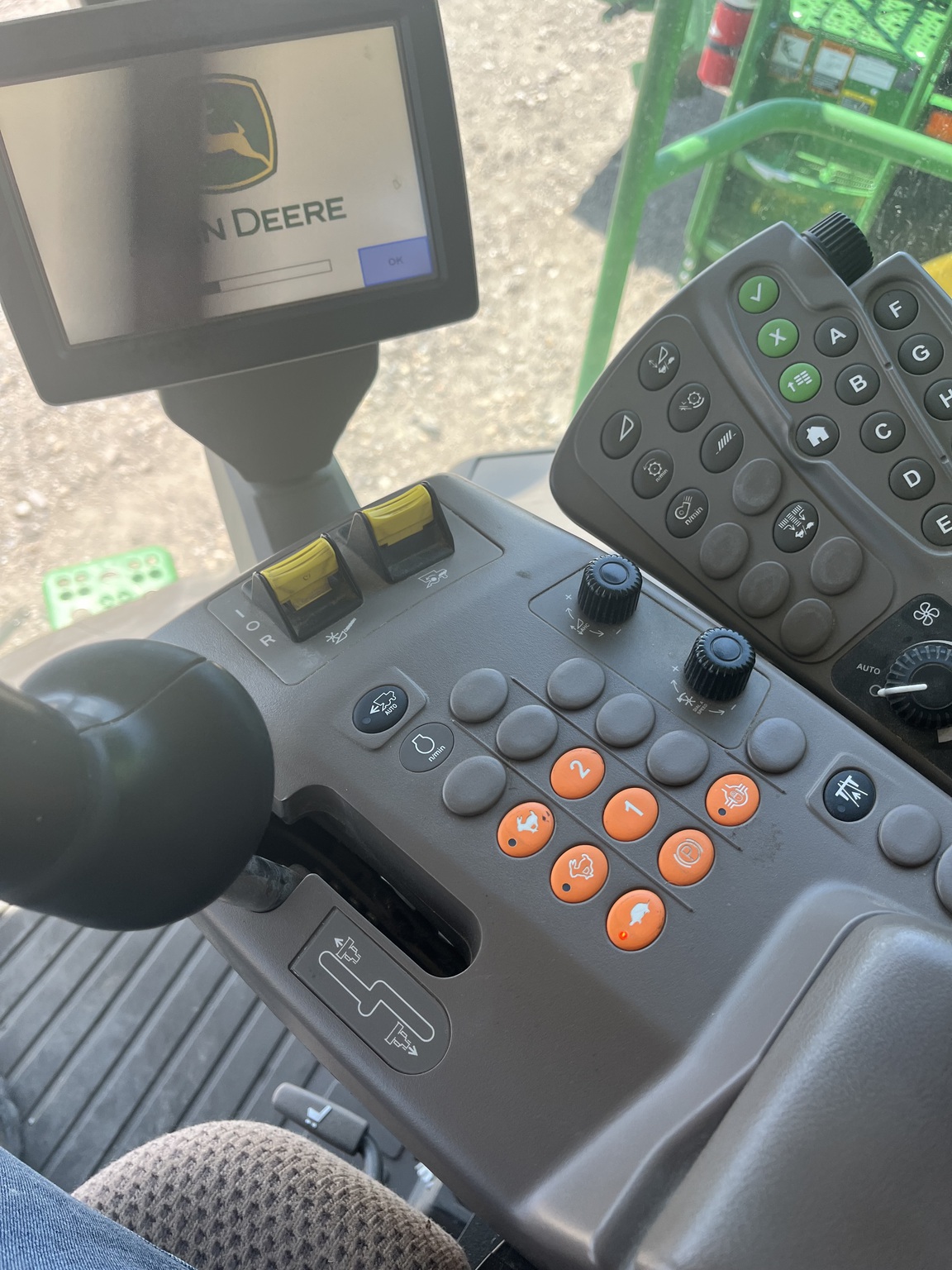 2016 John Deere S670 Image 4