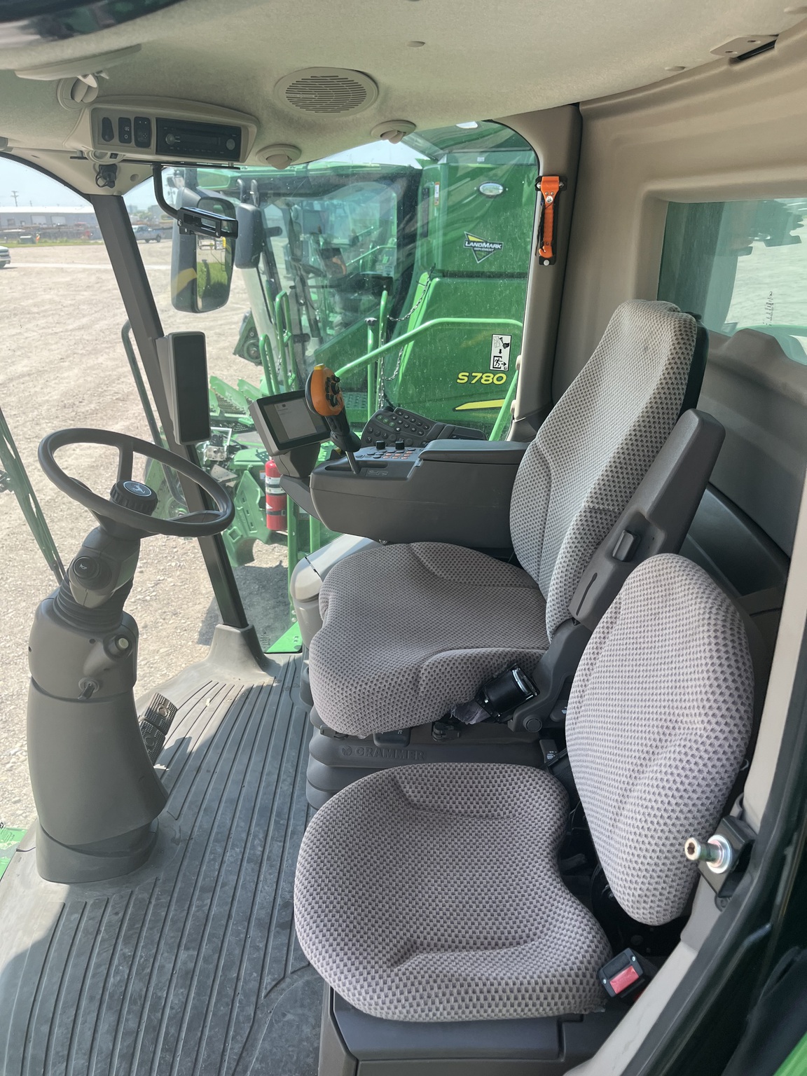 2016 John Deere S670 Image 6