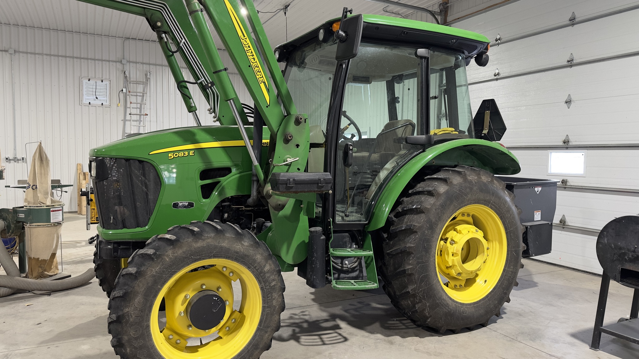 2011 John Deere 5083E Image 1