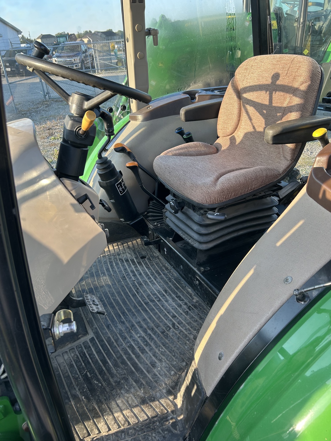2011 John Deere 5083E Image 5