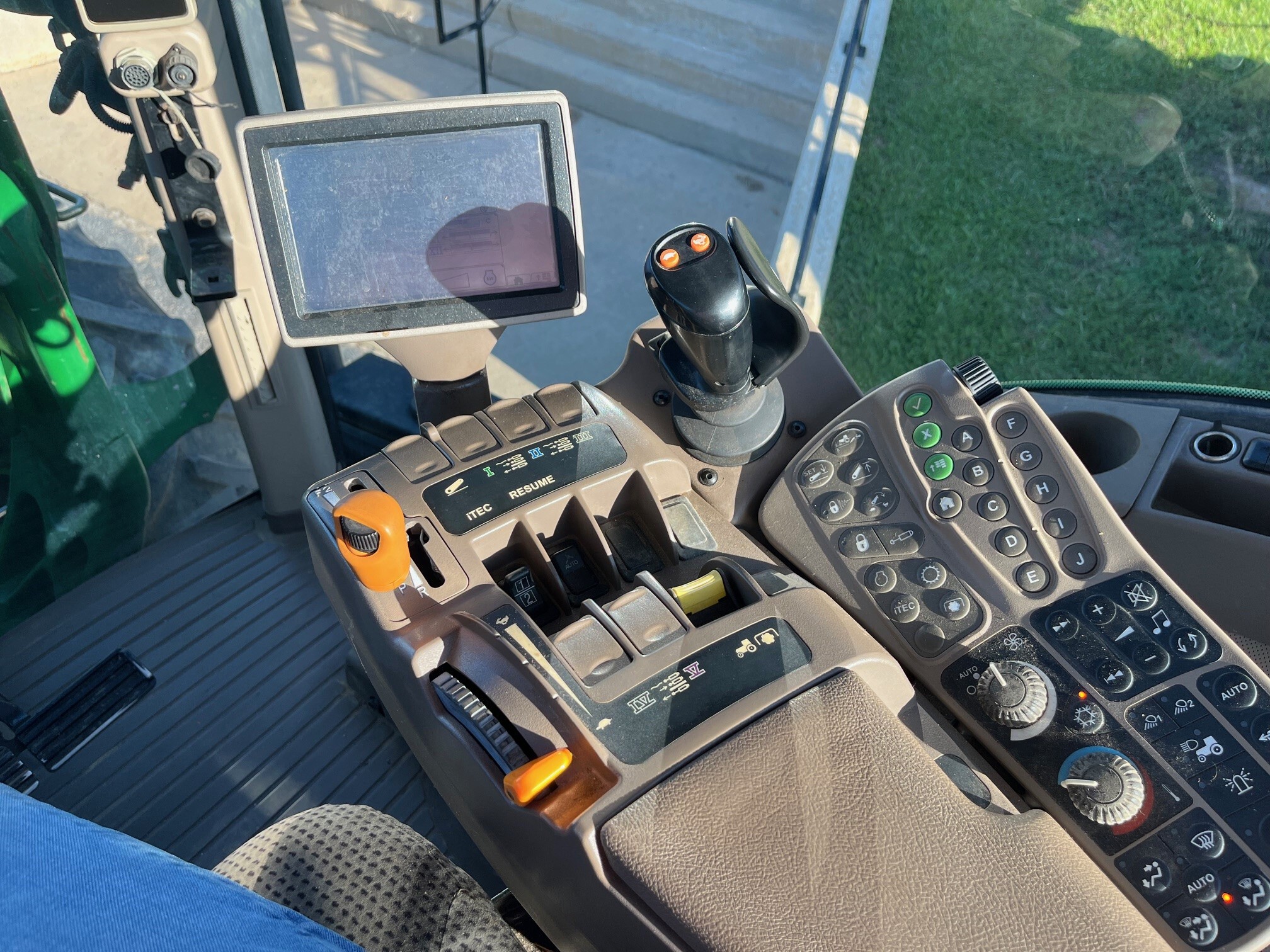 2012 John Deere 7260R Image 8