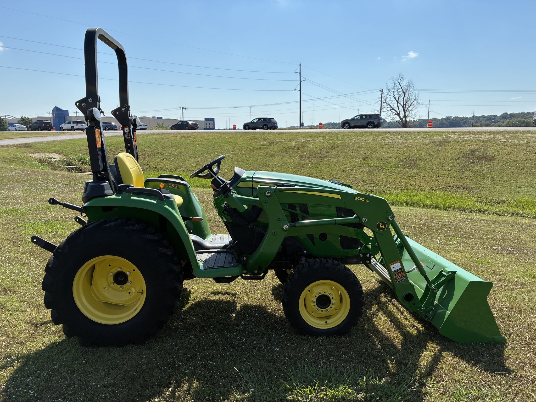 2020 John Deere 3032E Image 4