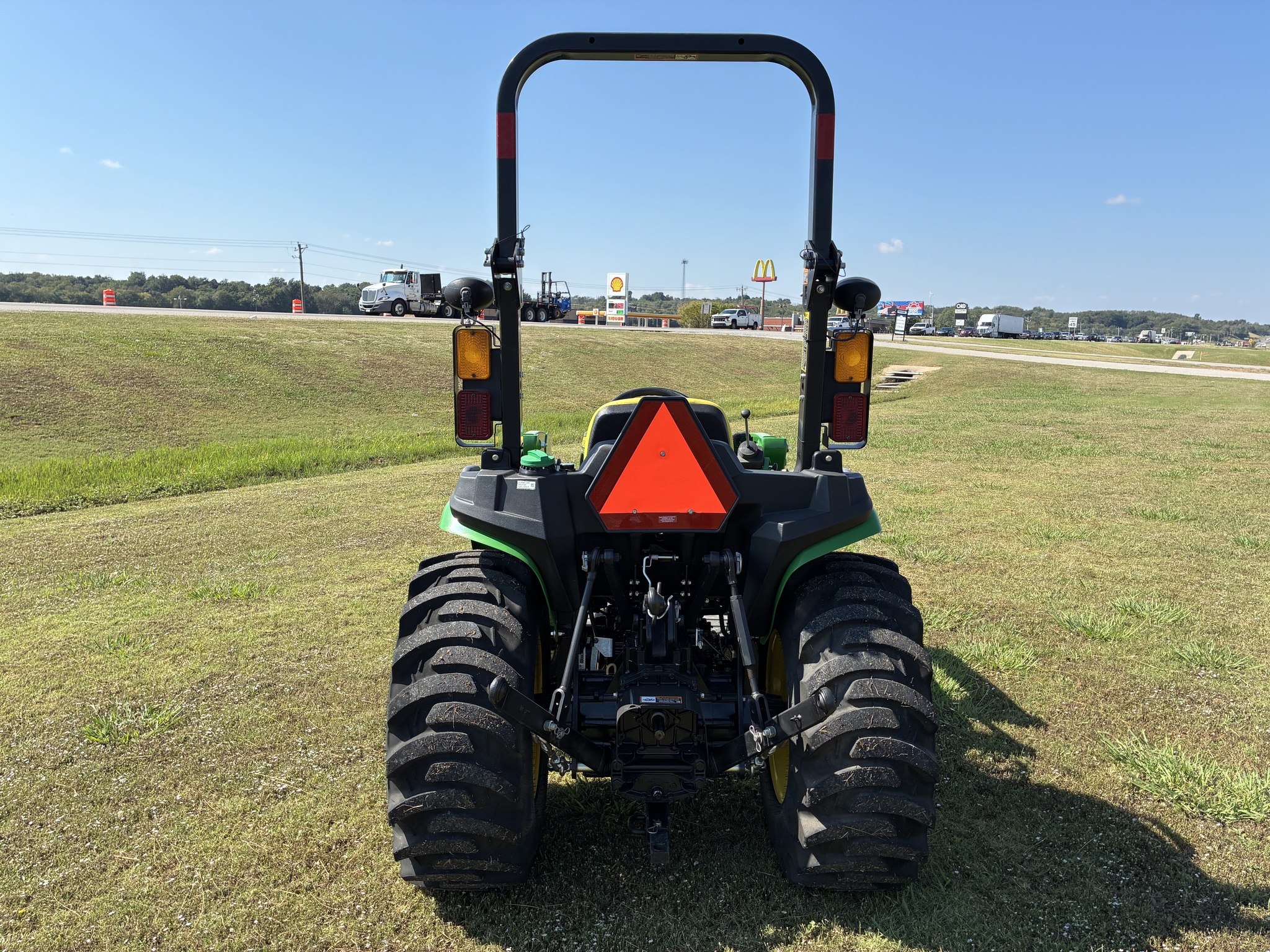 2020 John Deere 3032E Image 3