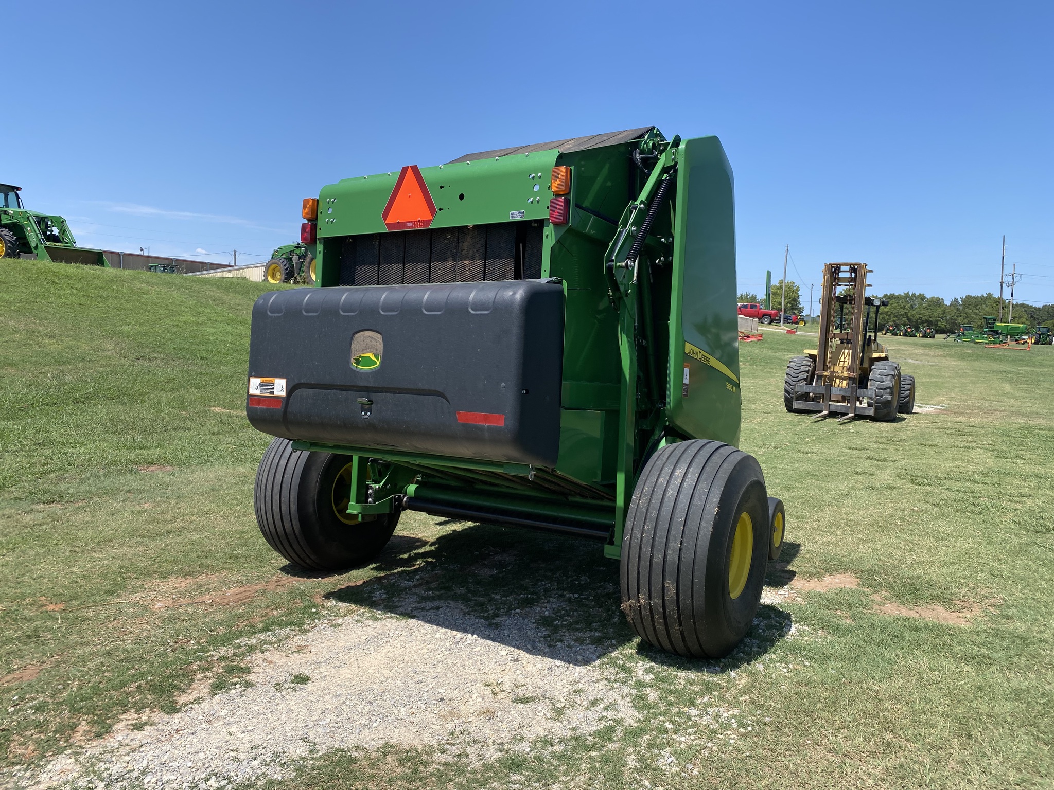 2019 John Deere 560M Image 7