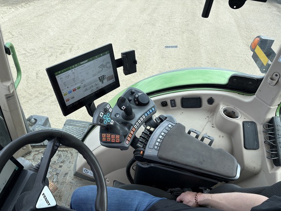 Used 2021 Fendt 716 Gen6 Tractor Row Crop Tractors at Horizon Ag & Turf in Vermilion, AB - Photo8