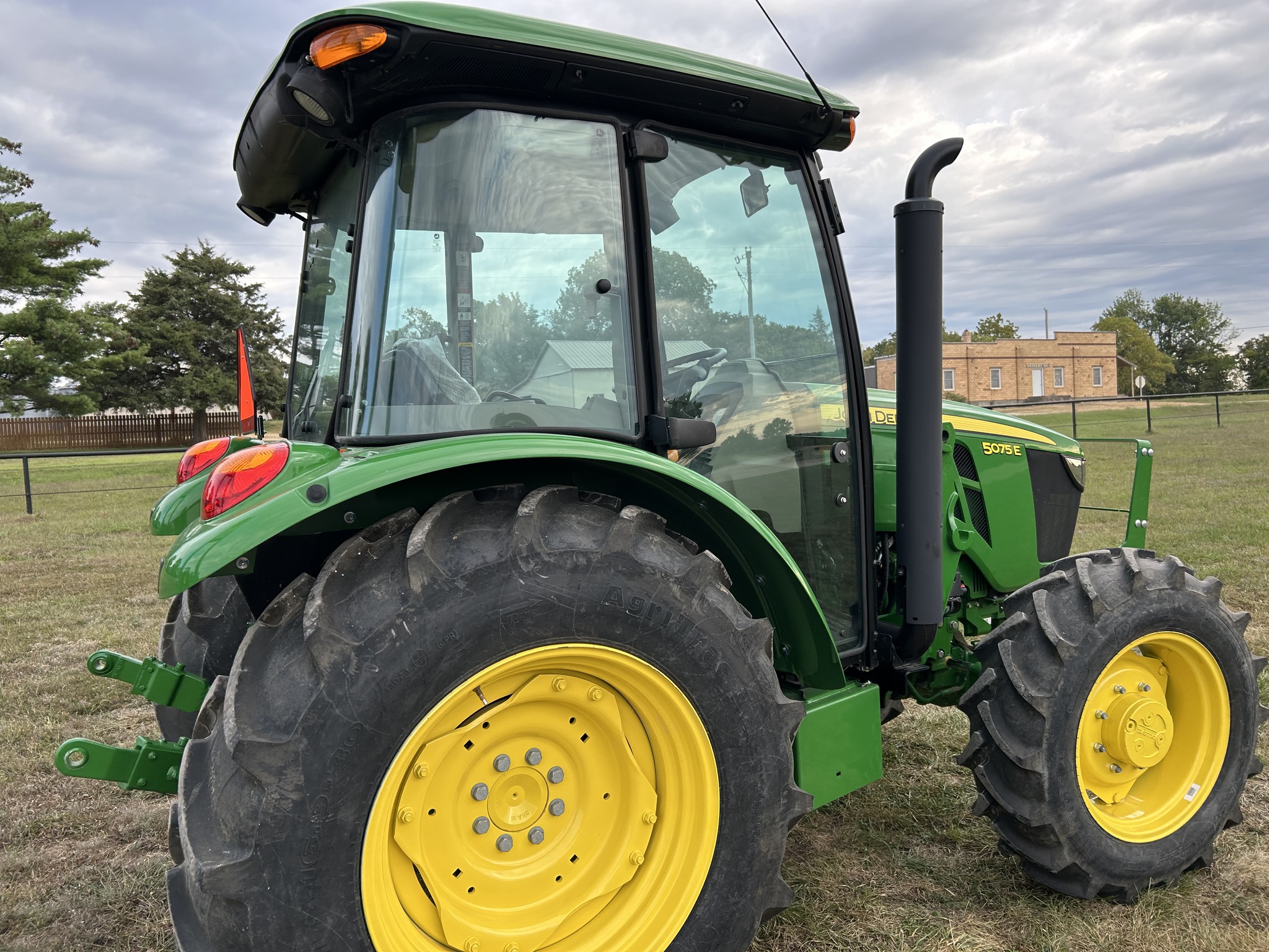  2024 John Deere 5075E at Heritage Tractor in Lockwood, MO