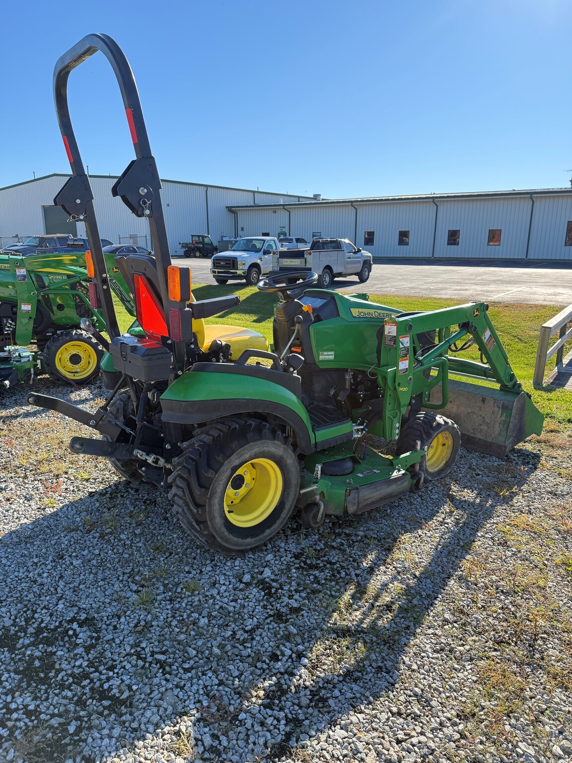 2016 John Deere 1025R Image 2