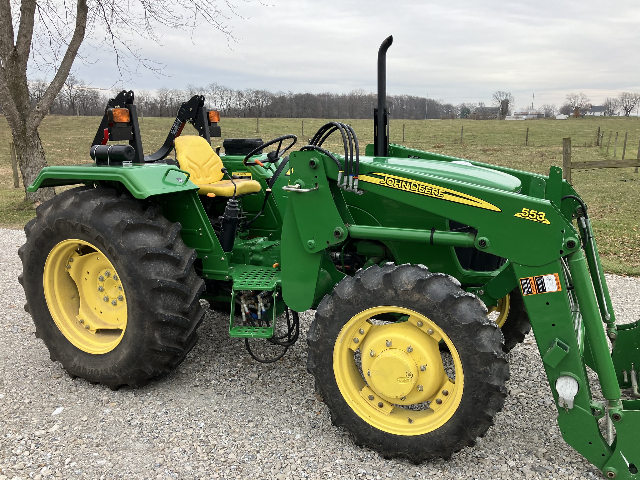 2010 John Deere 5075E Image 2
