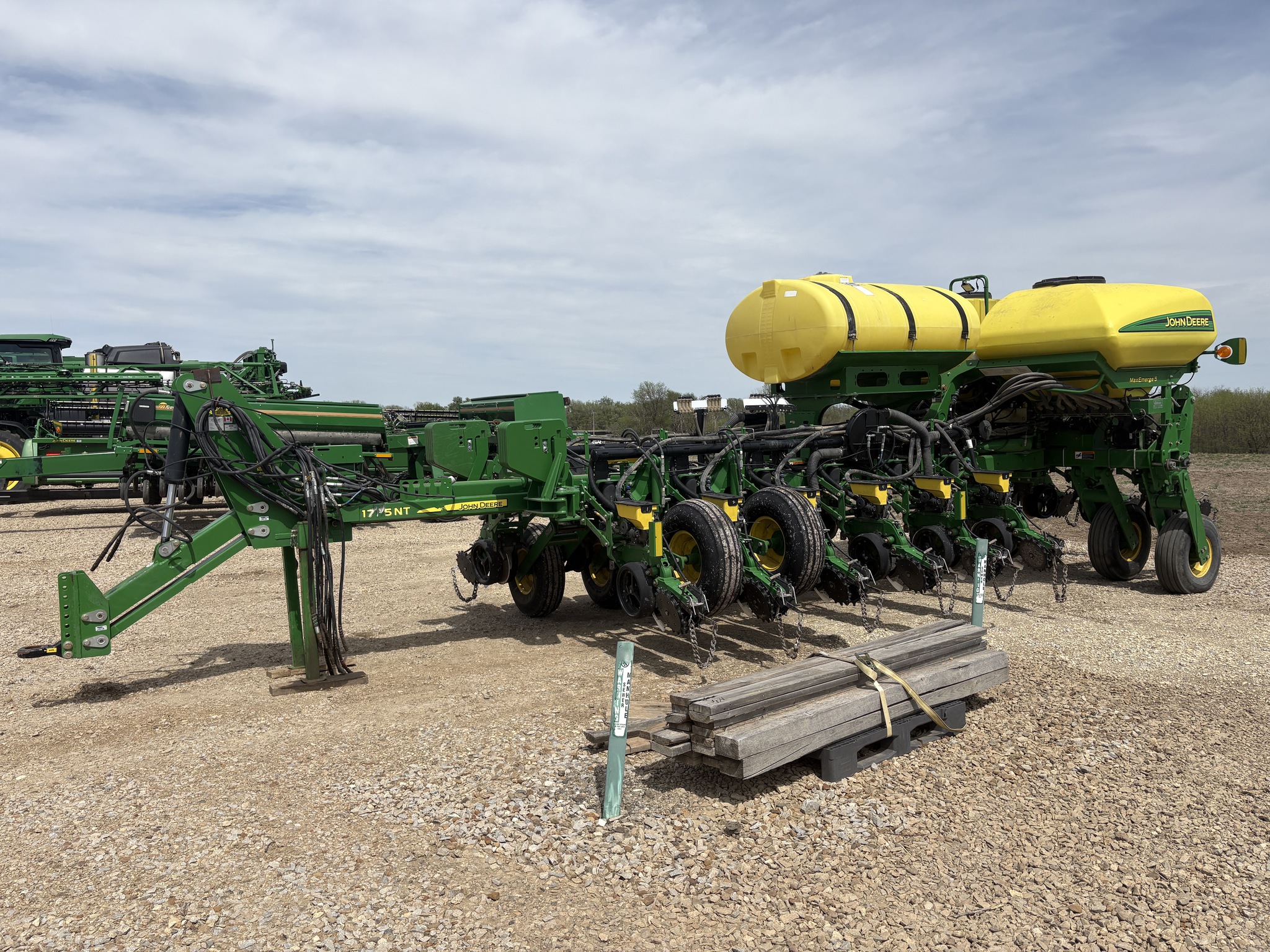 2016 John Deere 1775NT Image 4