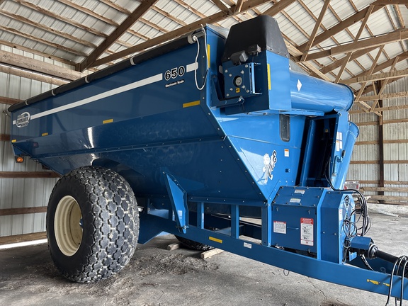 Used 2004 Kinze 650 Grain Carts at Koenig Equipment in Urbana, OH - Photo3