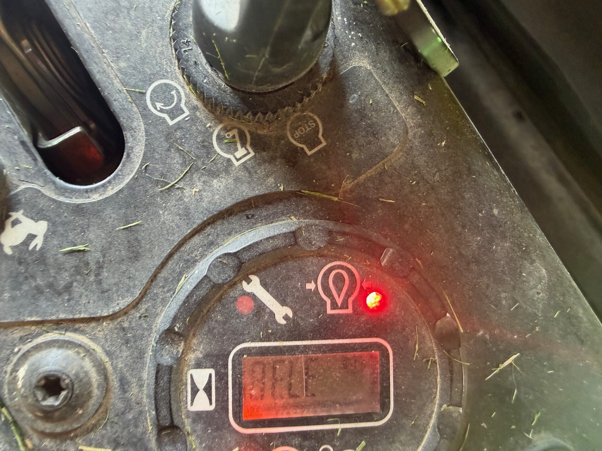 2021 John Deere Z945M EFI Image 4