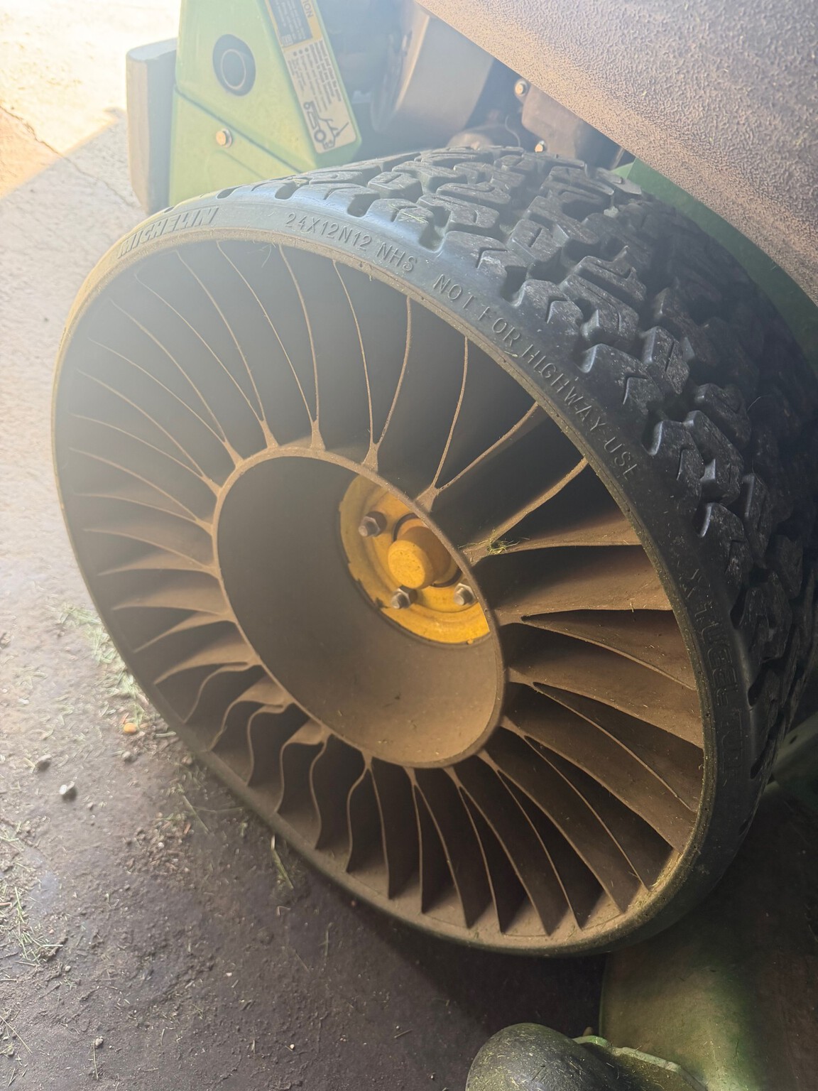 2021 John Deere Z945M EFI Image 5