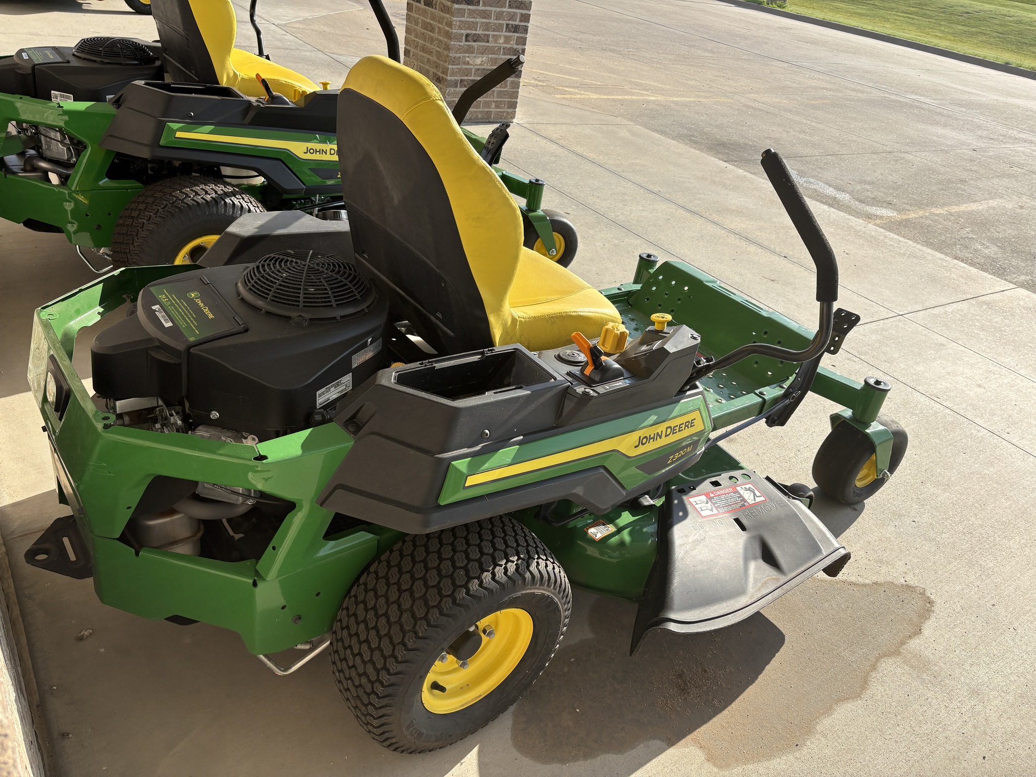 2024 John Deere Z320M Image 2