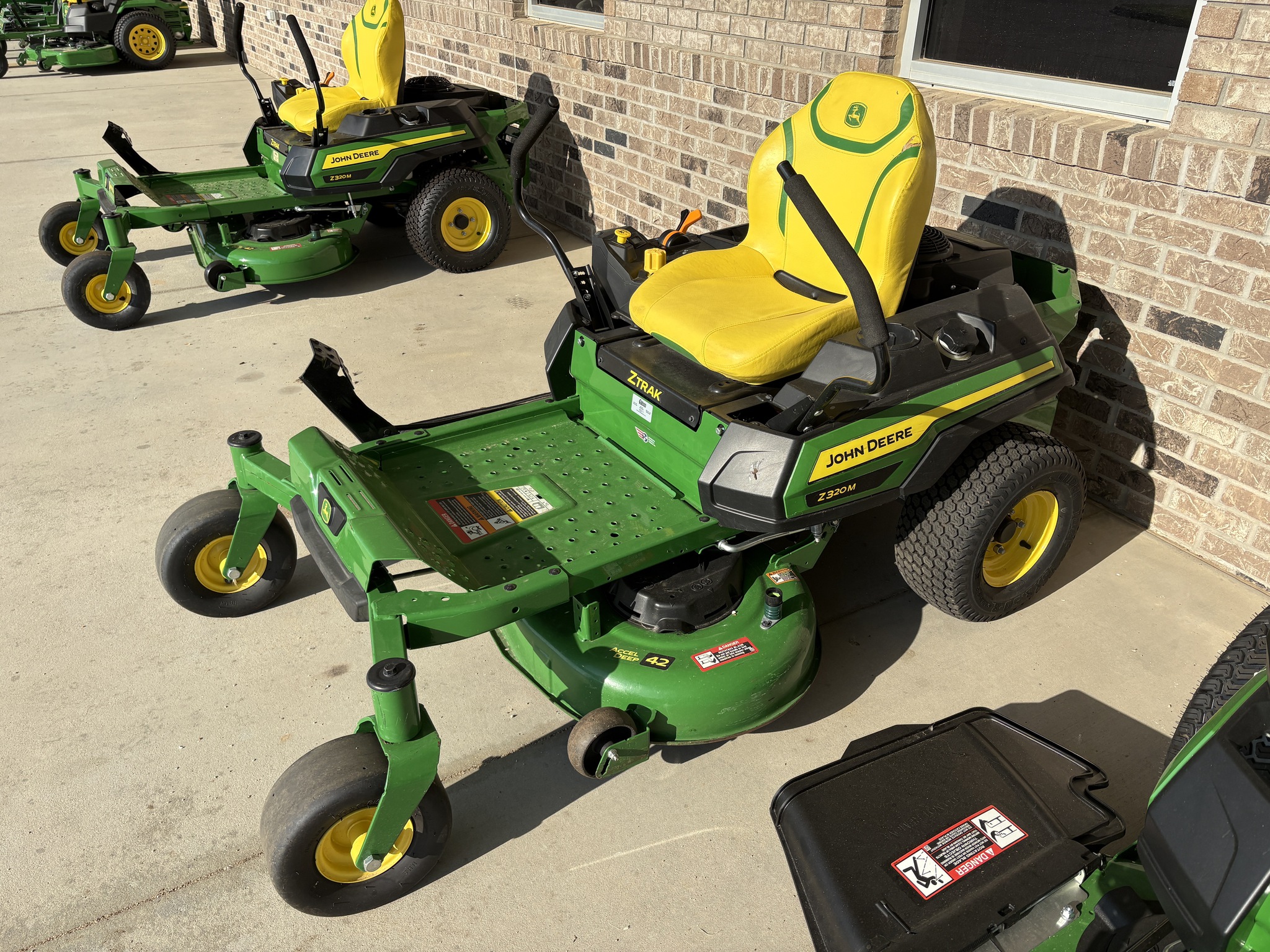 2024 John Deere Z320M Image 6