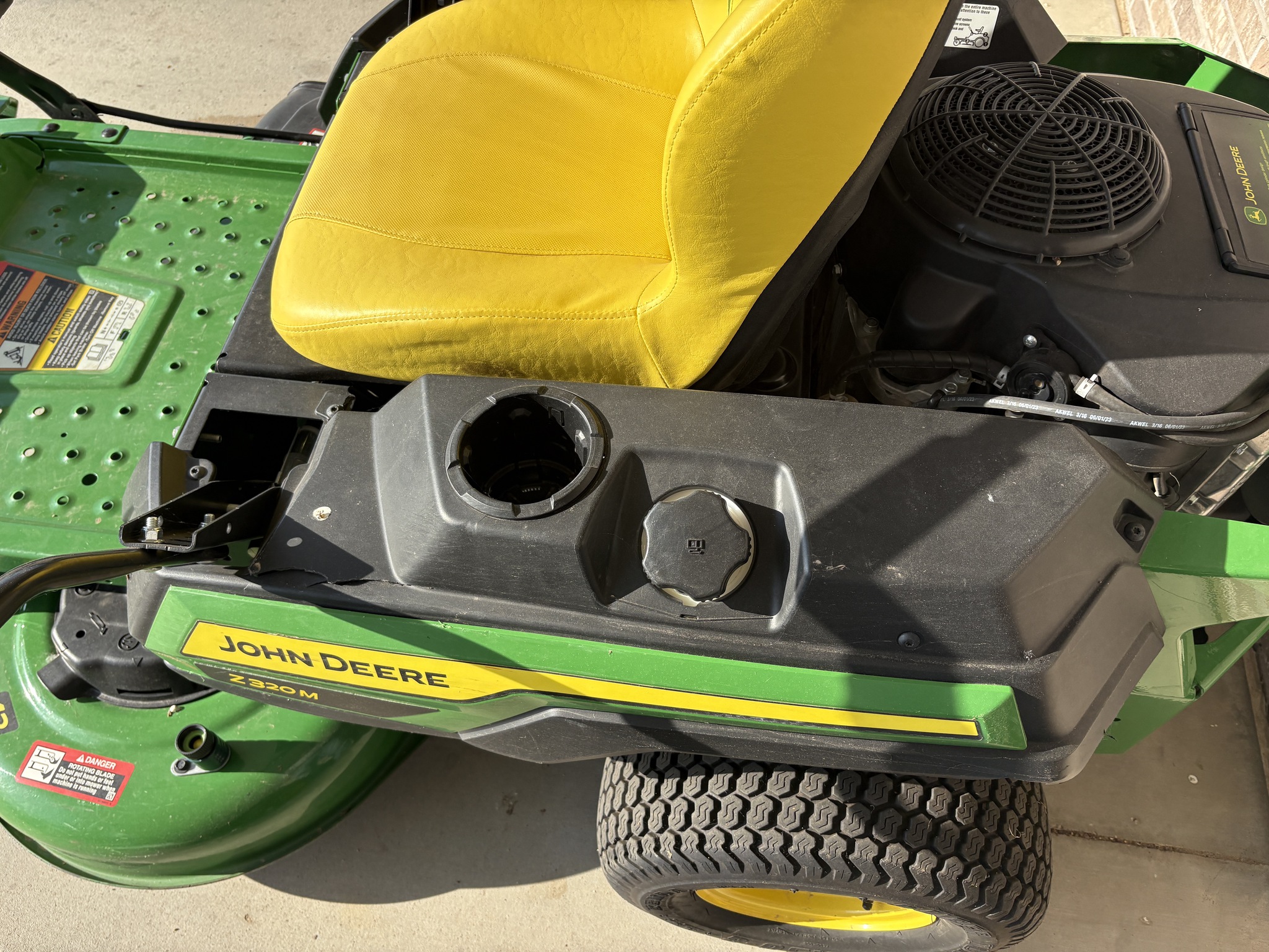 2024 John Deere Z320M Image 4