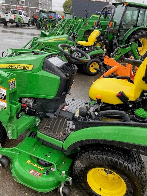 2016 John Deere 1025R Image 2