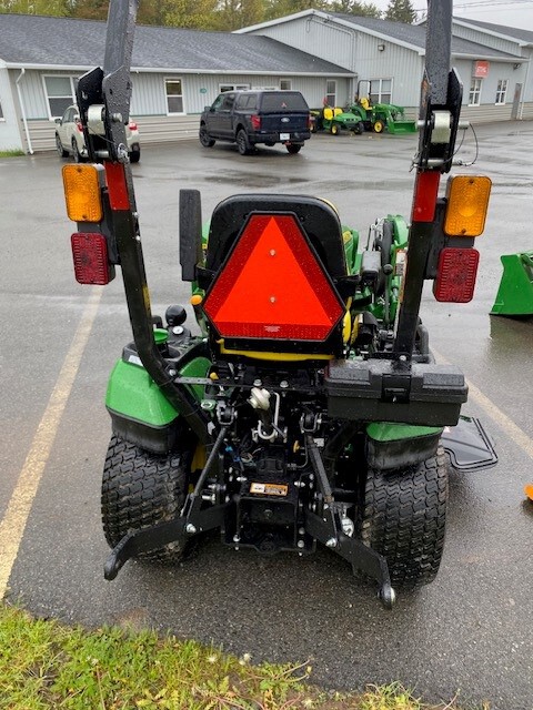 2016 John Deere 1025R Image 3