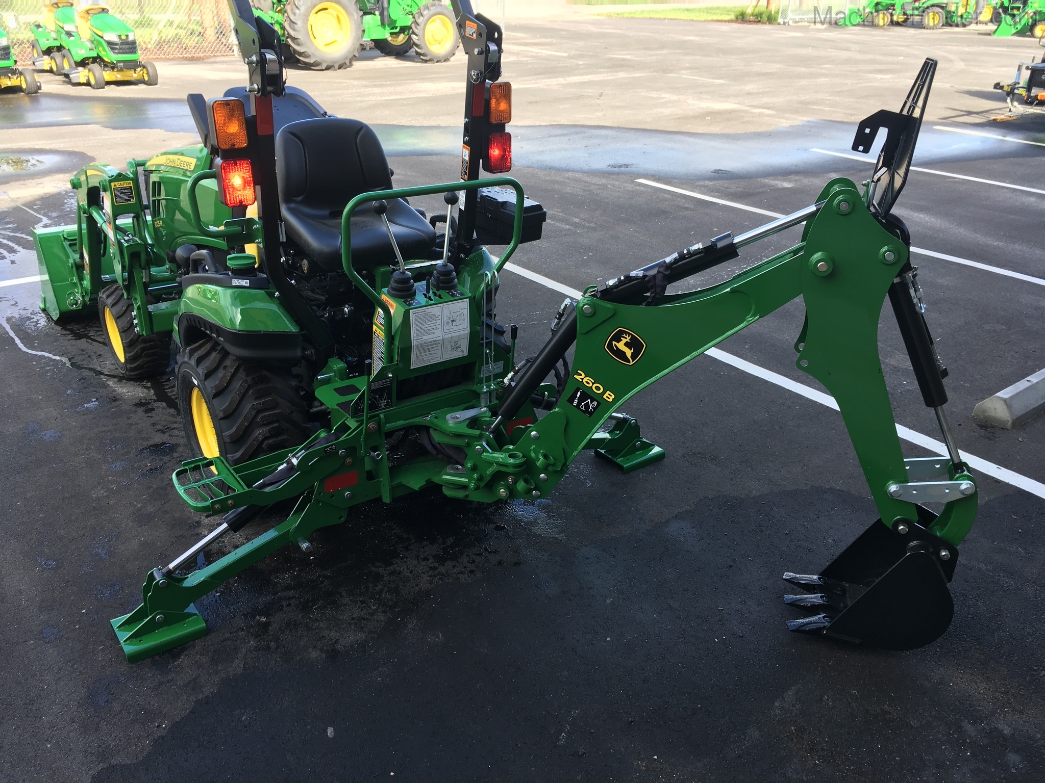 2020 John Deere 1025R BACKHOE PACKAGE Image 11