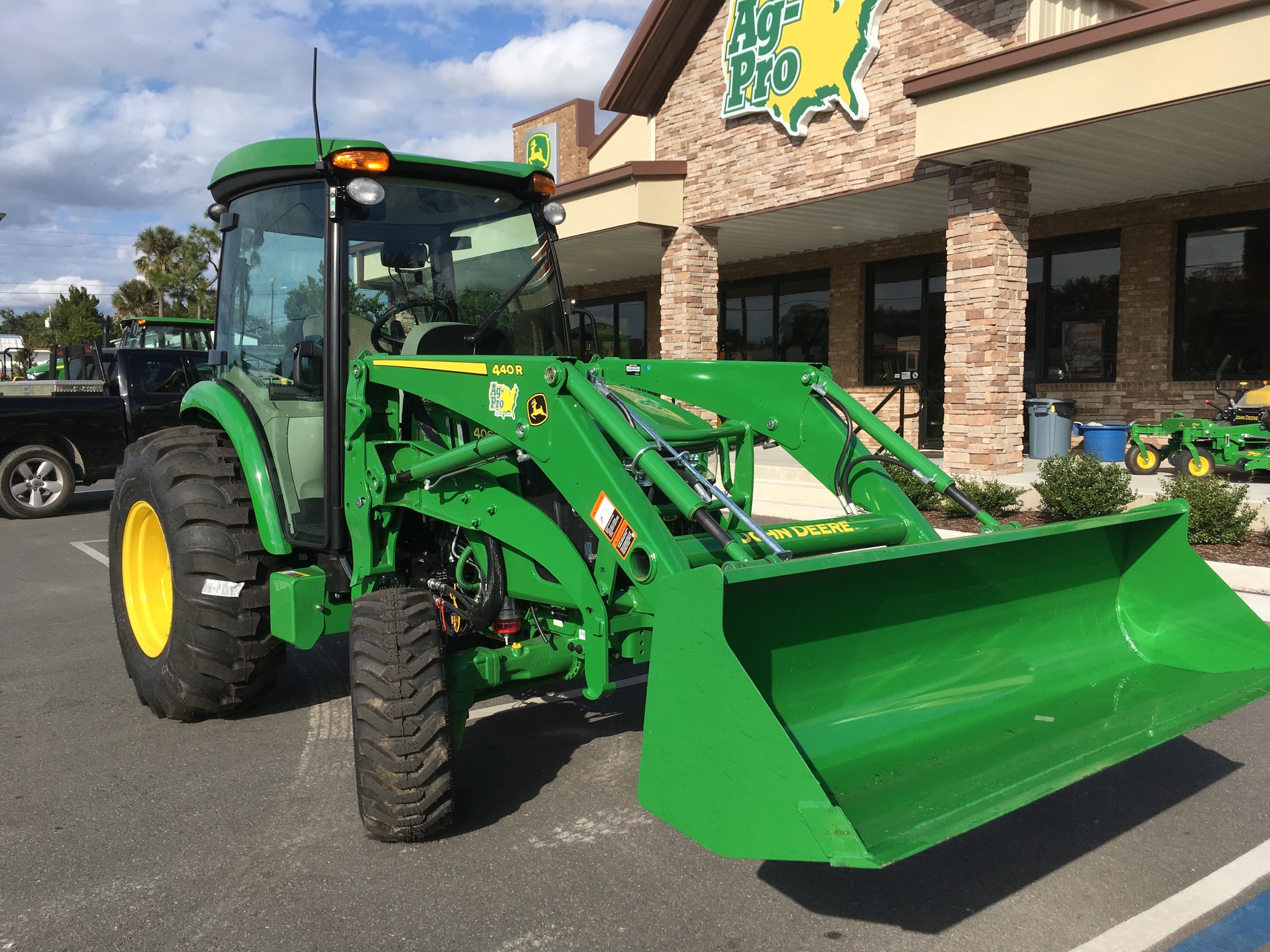2023 John Deere 4066R Image 4