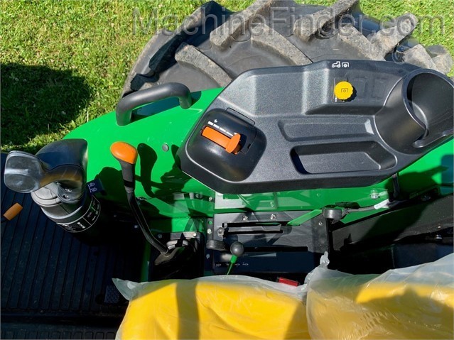 2020 John Deere 5055E Image 10