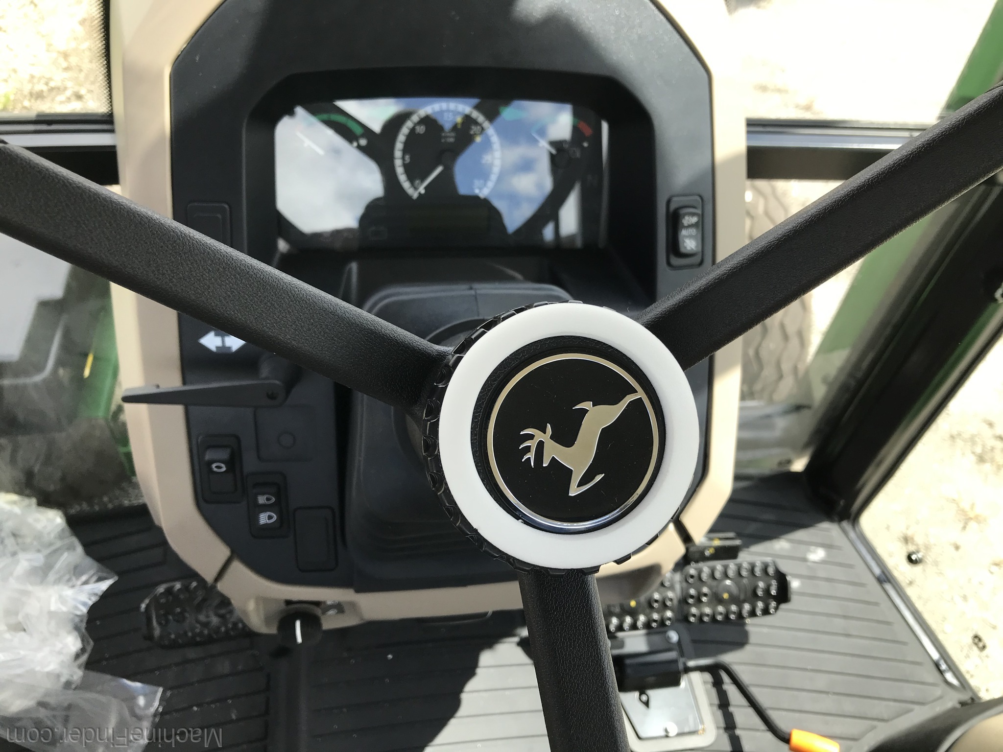 2020 John Deere 5075E Image 3