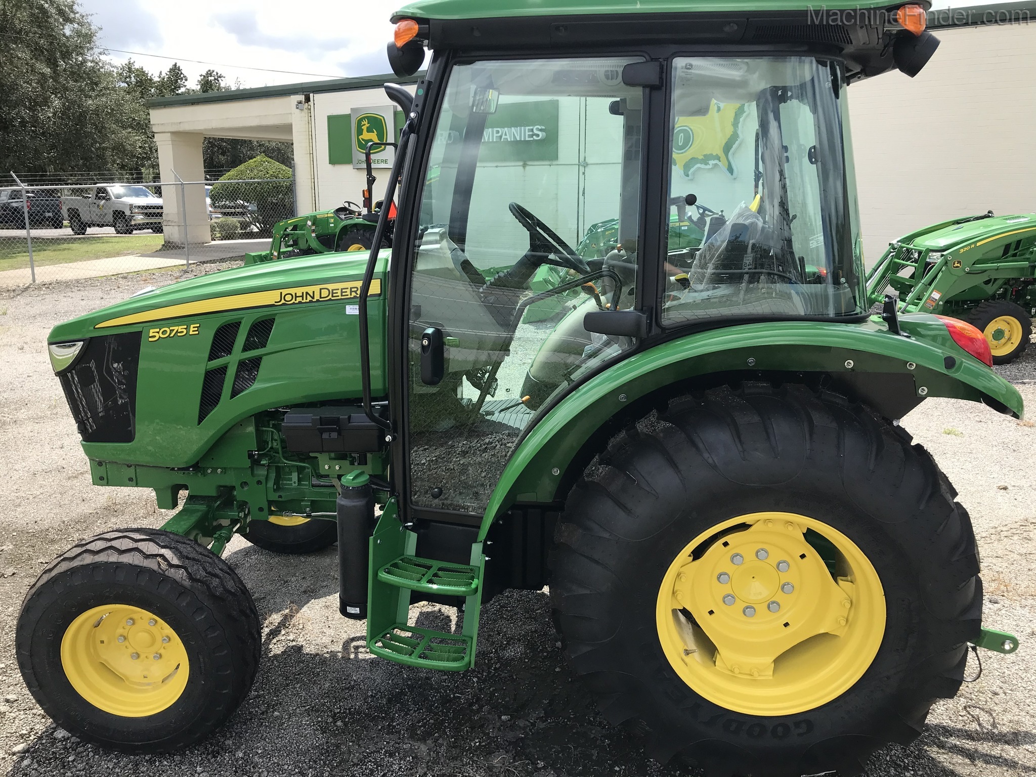 2020 John Deere 5075E Image 1