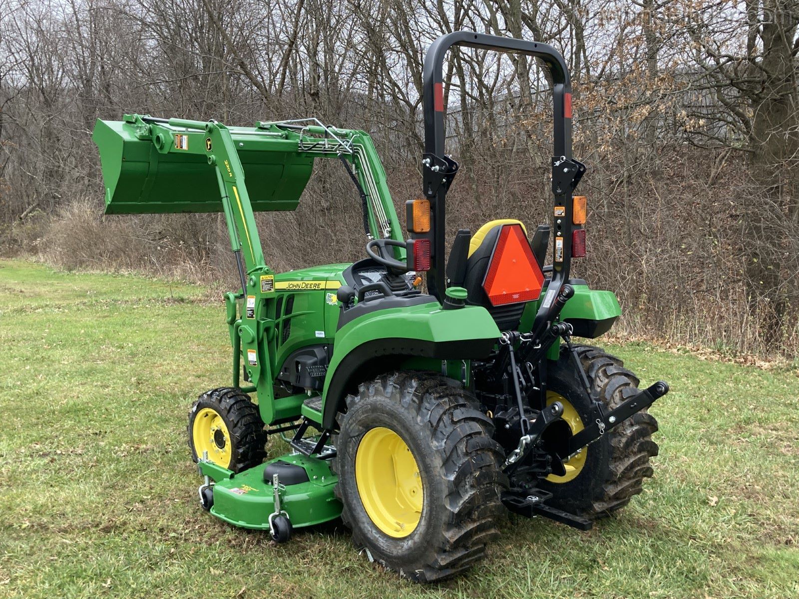 2020 John Deere 2032R Image 2