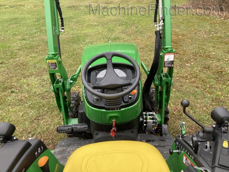 2020 John Deere 2032R Image 6
