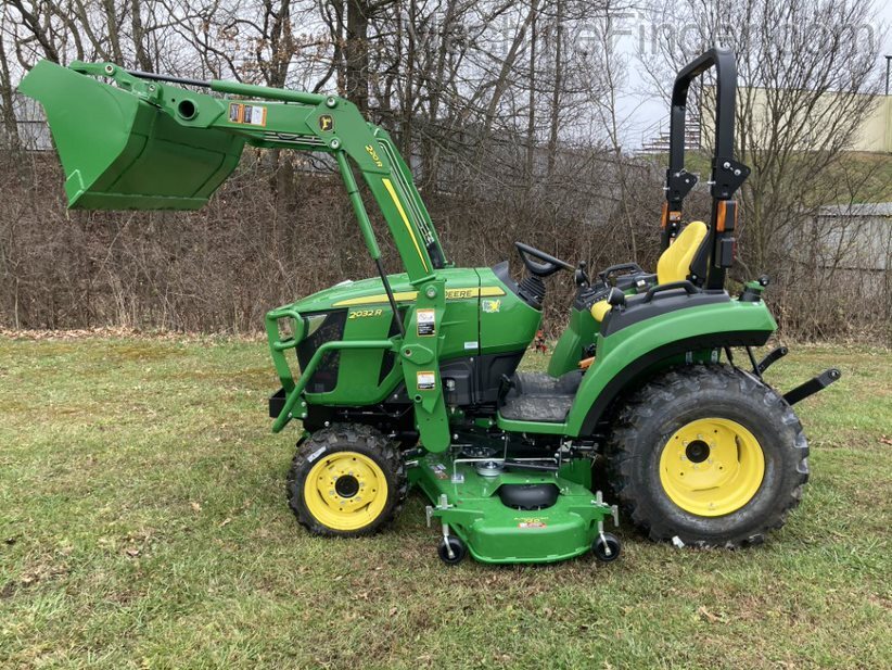 2020 John Deere 2032R Image 1