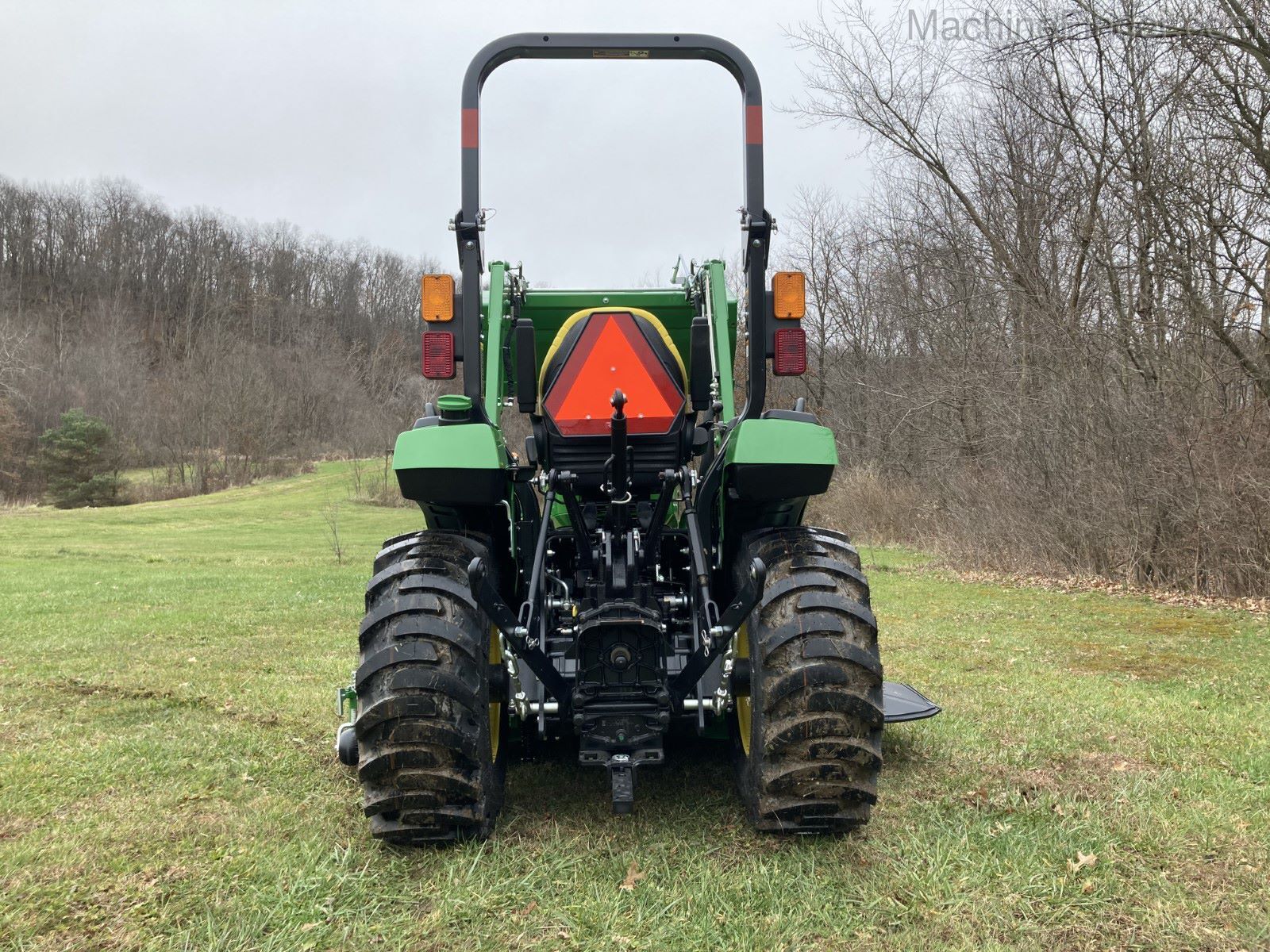 2020 John Deere 2032R Image 3